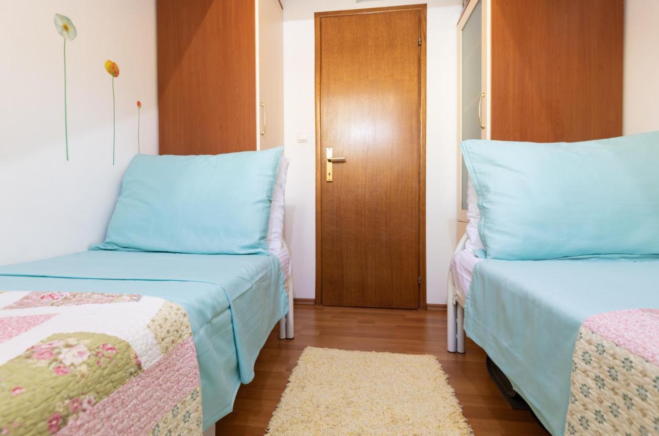 Apartman Monika โอมิช ภายนอก รูปภาพ