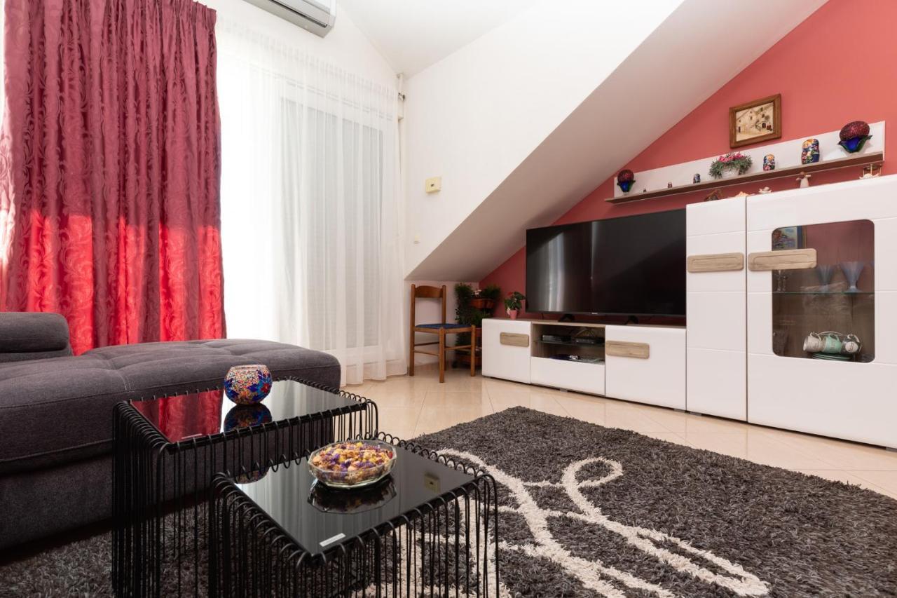 Apartman Monika โอมิช ภายนอก รูปภาพ