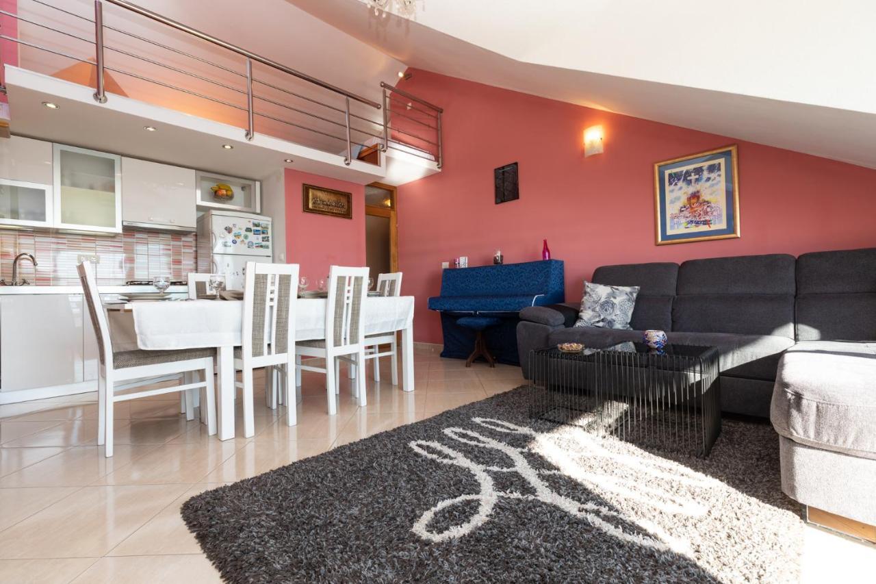 Apartman Monika โอมิช ภายนอก รูปภาพ