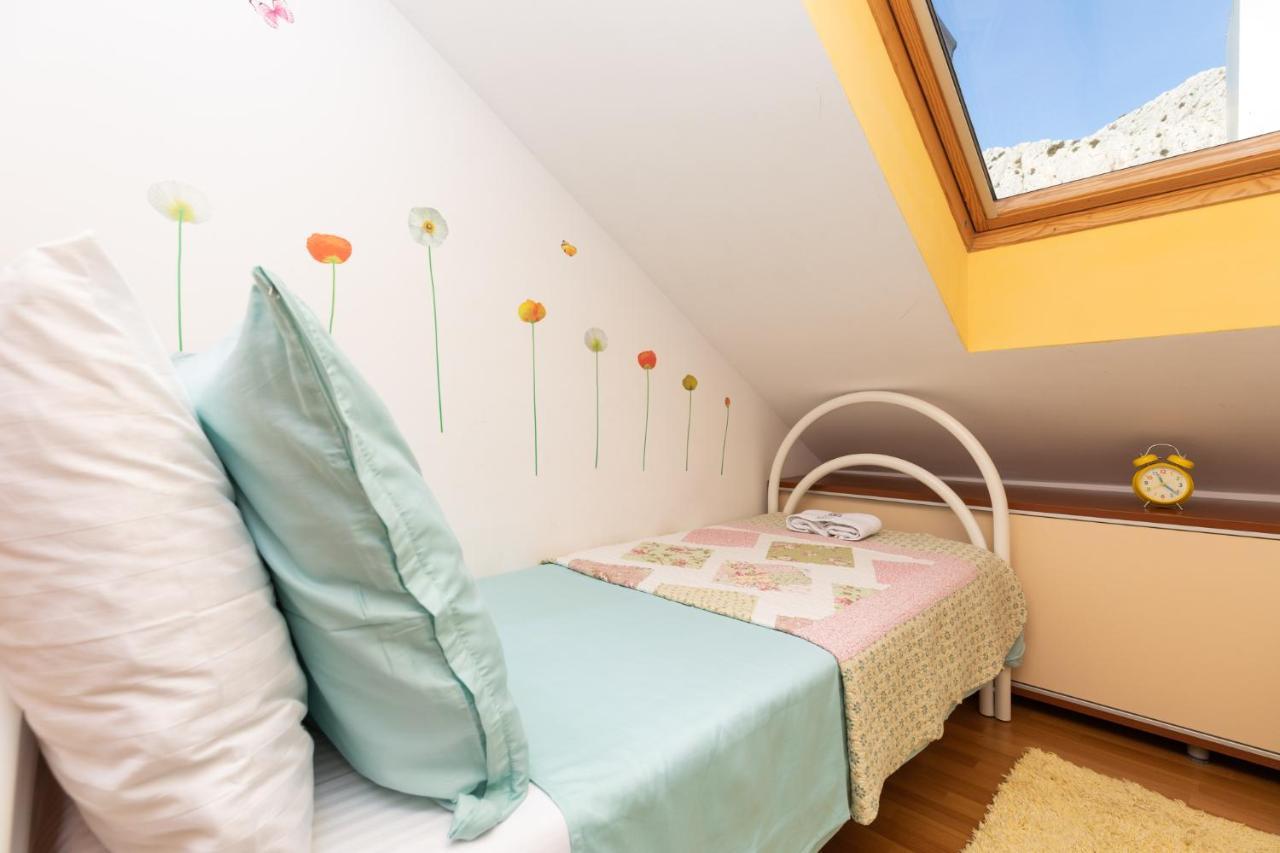 Apartman Monika โอมิช ภายนอก รูปภาพ